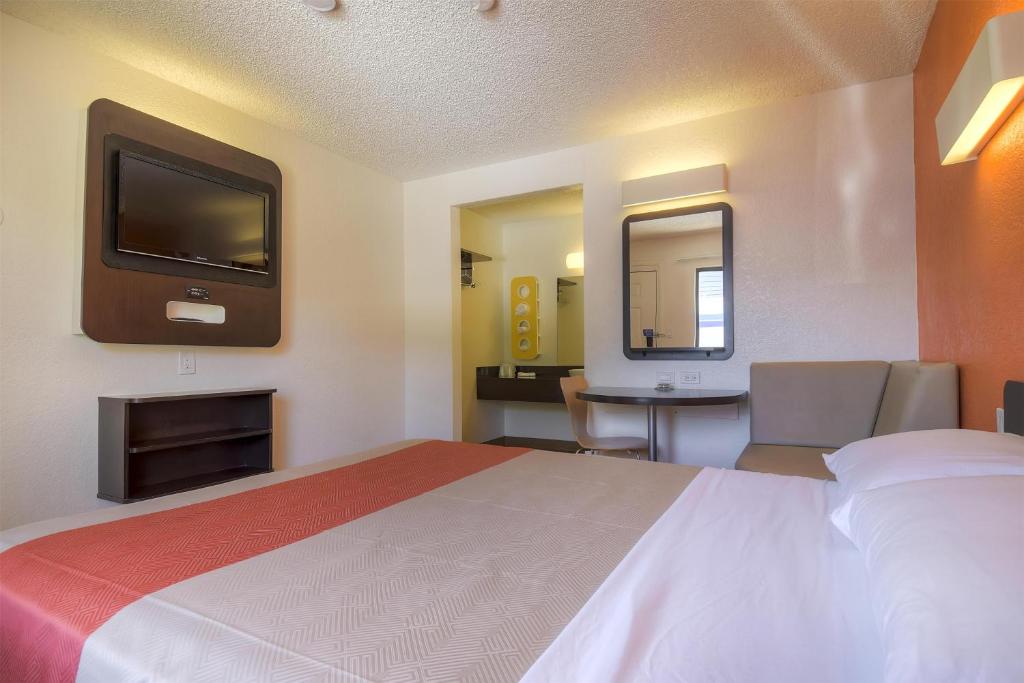 Postel nebo postele na pokoji v ubytování Motel 6 Las Vegas, NV – I-15 Stadium
