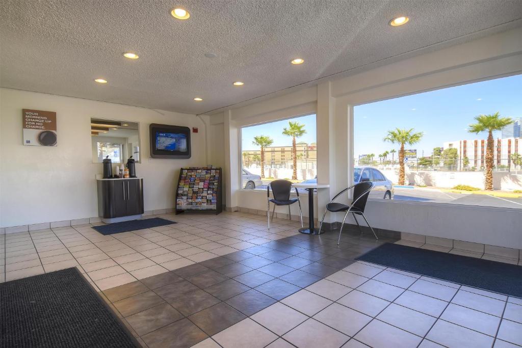 TV a/nebo společenská místnost v ubytování Motel 6 Las Vegas, NV – I-15 Stadium