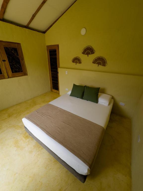 Postel nebo postele na pokoji v ubytování MAKAI BEACH HOSTEL