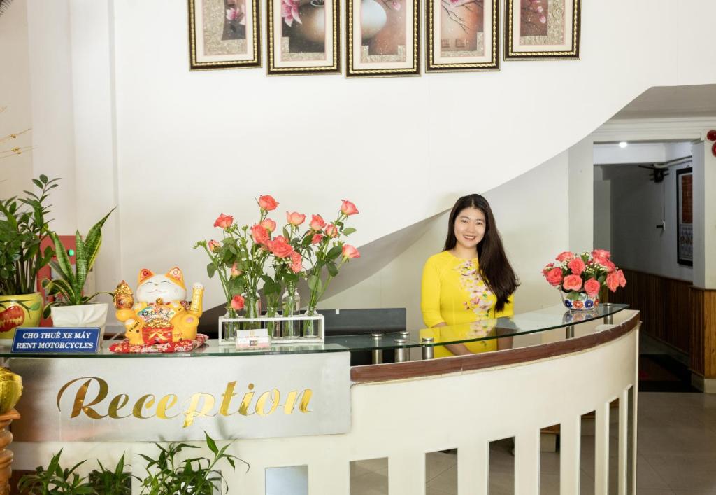 Khu vực lễ tân tại Hue Harmony Hotel được bố trí gọn gàng và thân thiện, tạo không gian thuận tiện để du khách làm thủ tục nhận phòng, nghỉ chân hoặc được hỗ trợ thông tin trước khi bắt đầu hành trình khám phá Huế.