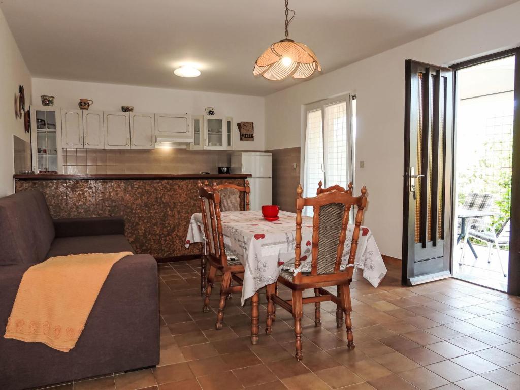 Kuchnia lub aneks kuchenny w obiekcie Apartment Violetta-2 by Interhome