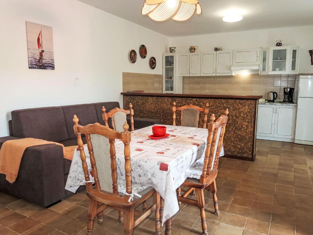 Kuchnia lub aneks kuchenny w obiekcie Apartment Violetta-2 by Interhome