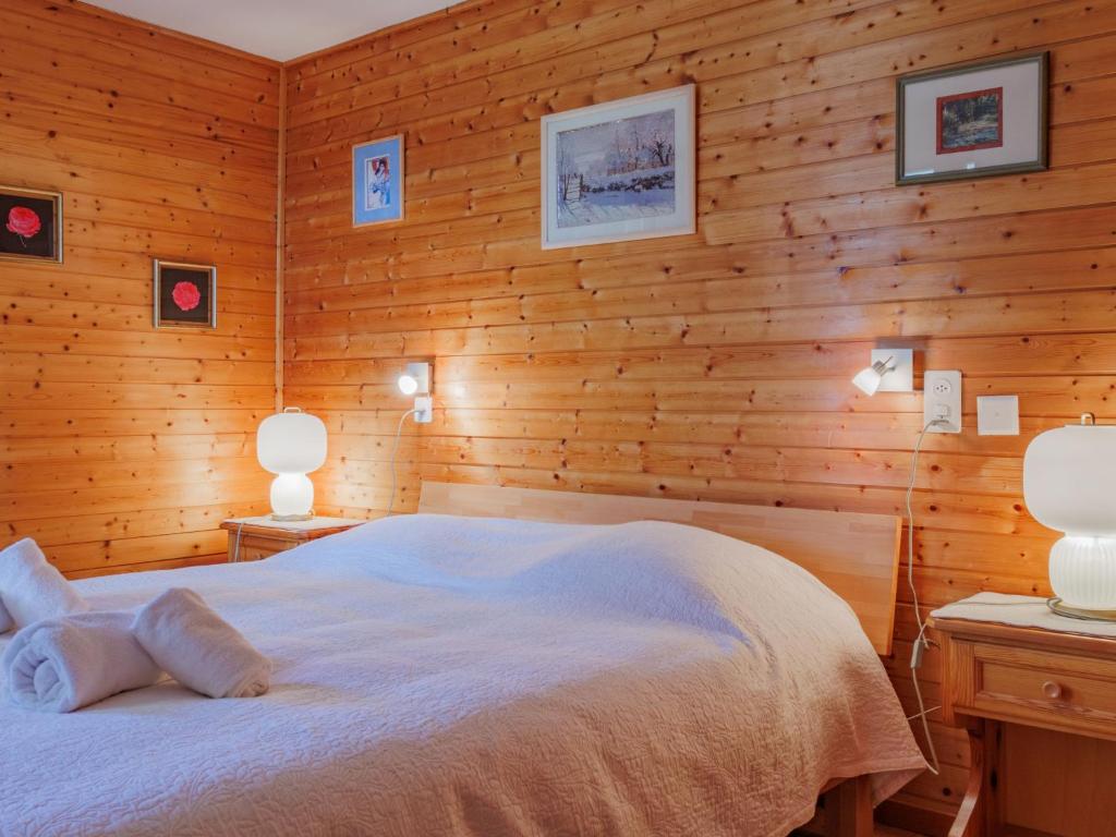 Postel nebo postele na pokoji v ubytování Chalet Les Clarines by Interhome