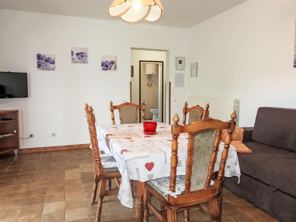 Telewizja i/lub zestaw kina domowego w obiekcie Apartment Violetta-2 by Interhome