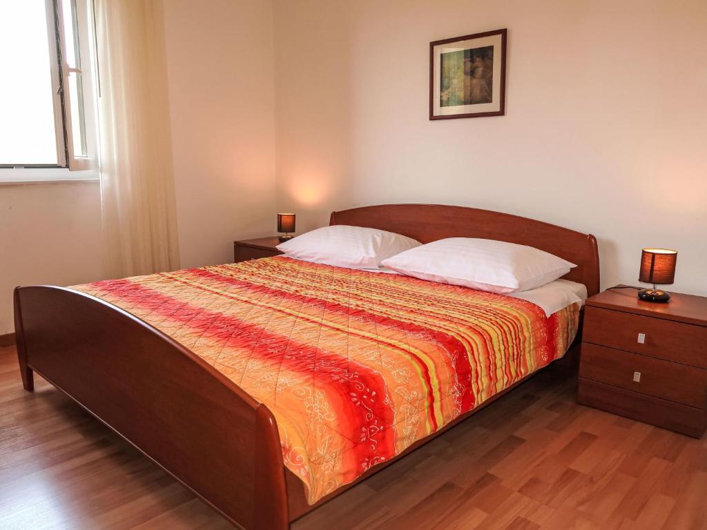 Łóżko lub łóżka w pokoju w obiekcie Apartment Violetta-2 by Interhome