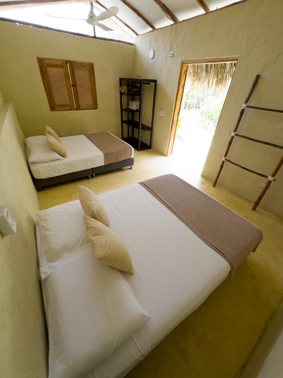 Postel nebo postele na pokoji v ubytování MAKAI BEACH HOSTEL