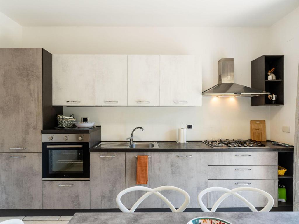 Kuchnia lub aneks kuchenny w obiekcie Apartment Casa Mimosa by Interhome