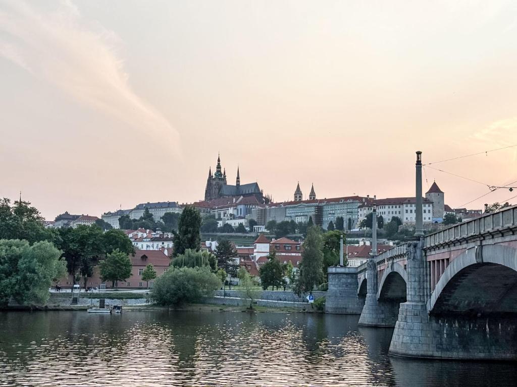 Widok na rzekę nieopodal tego domu wakacyjnego