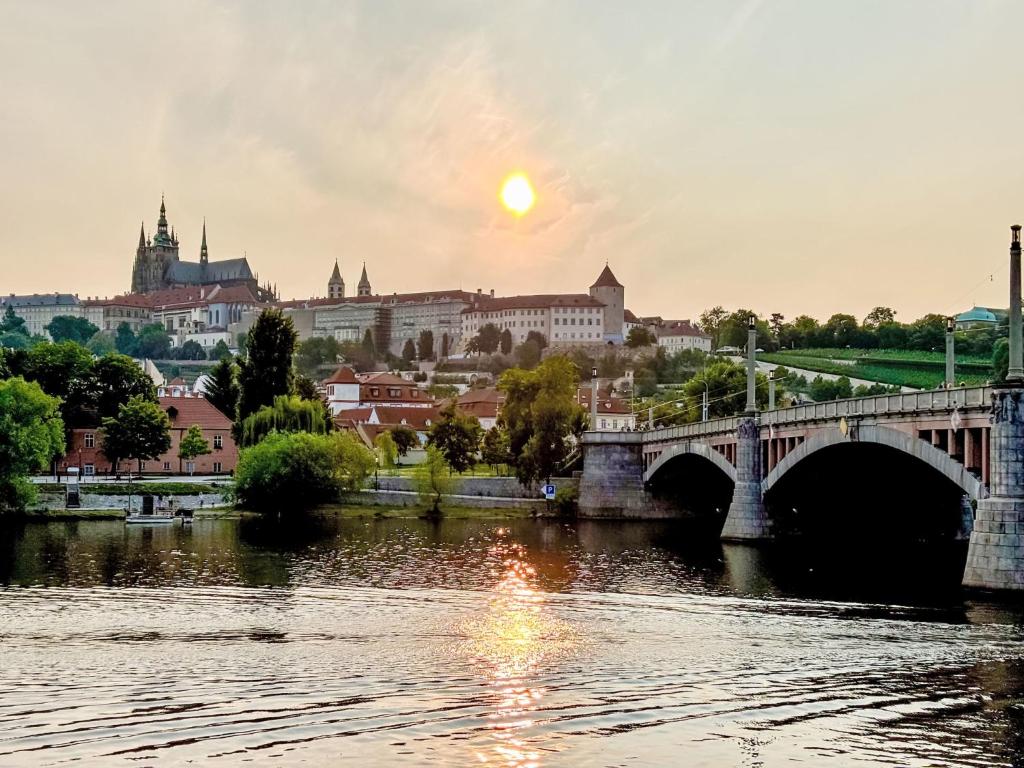 Widok na rzekę nieopodal tego domu wakacyjnego