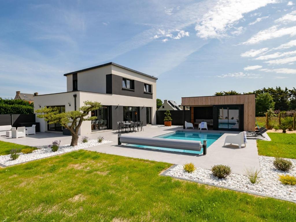 une maison avec un jardin et une piscine dans l'établissement Holiday Home Villa Ty Coz by Interhome, à Cléder