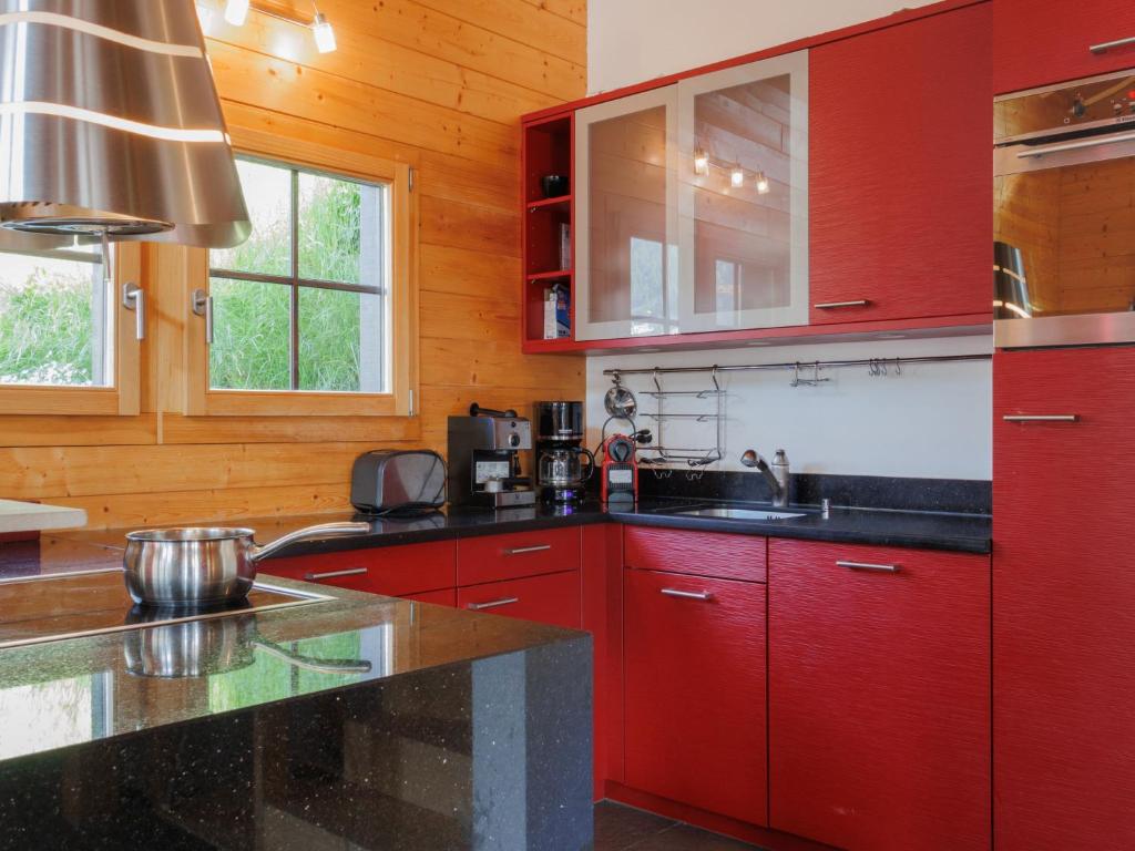 Kuchyň nebo kuchyňský kout v ubytování Chalet Chalet A Coeur by Interhome