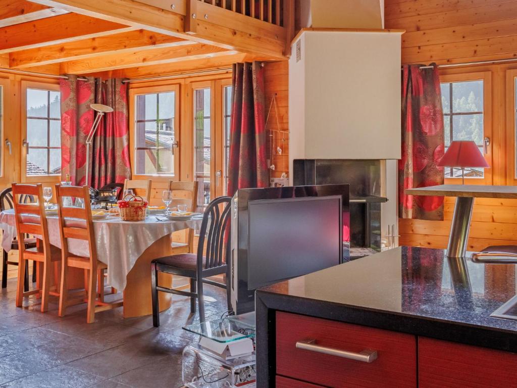 Kuchyň nebo kuchyňský kout v ubytování Chalet Chalet A Coeur by Interhome