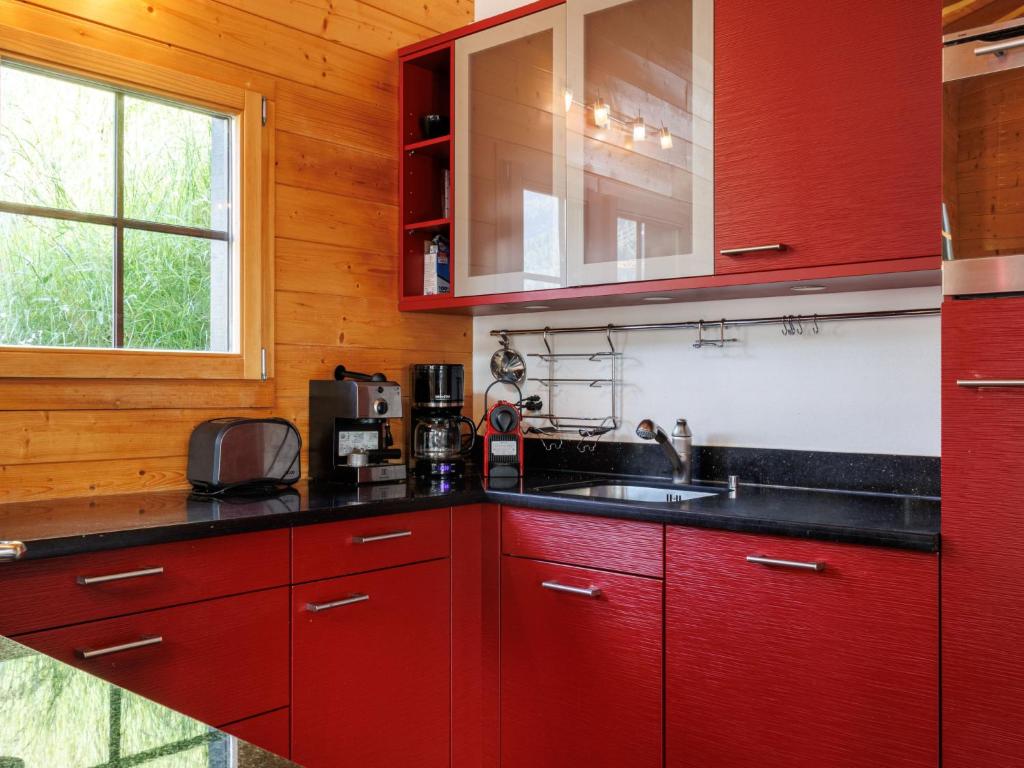 Kuchyň nebo kuchyňský kout v ubytování Chalet Chalet A Coeur by Interhome