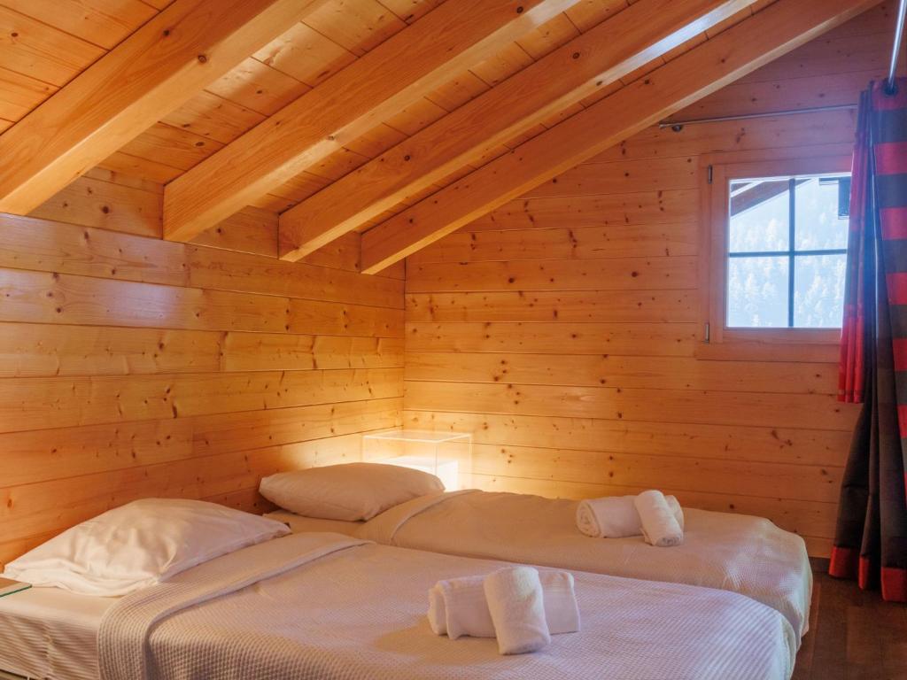 Postel nebo postele na pokoji v ubytování Chalet Chalet A Coeur by Interhome