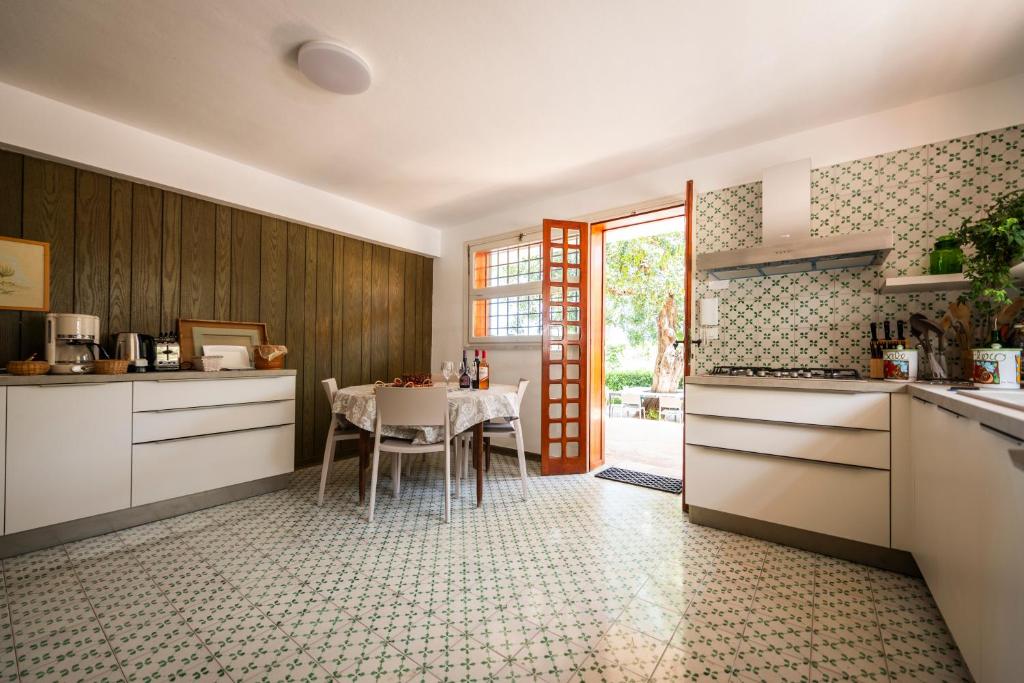 Kuchyň nebo kuchyňský kout v ubytování Casa del carrubo