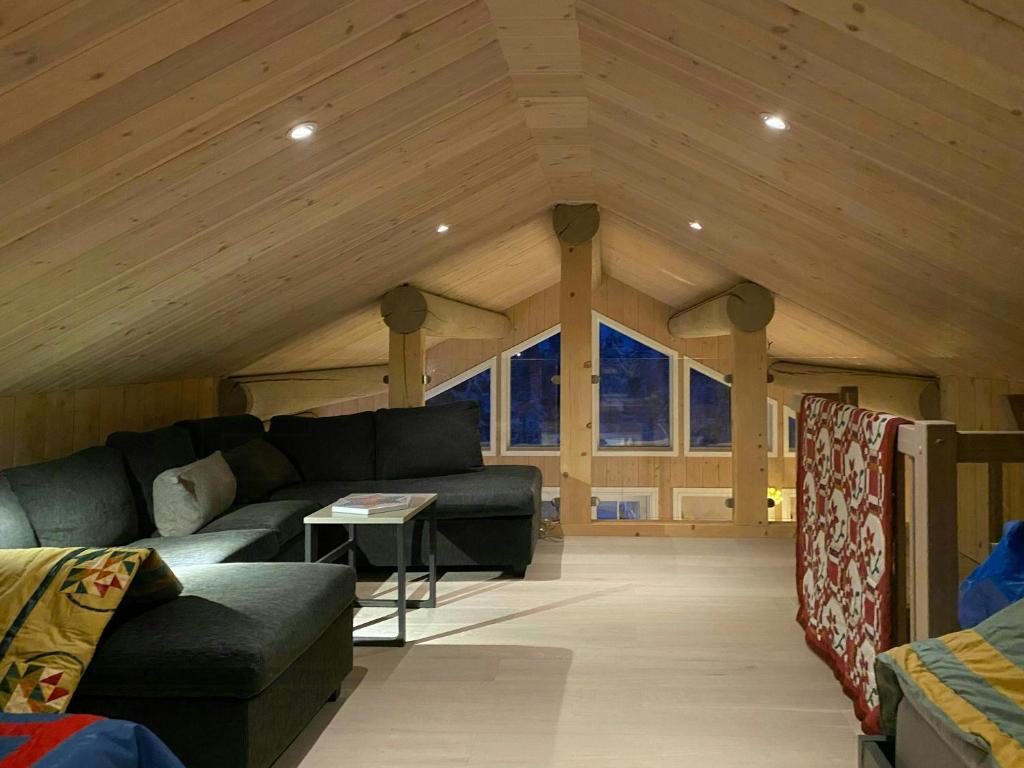 Et opholdsområde på Mountain Cabin With Sauna, Jacuzzi And Views