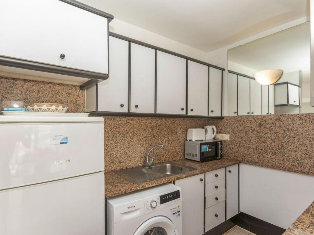 Kuchyňa alebo kuchynka v ubytovaní Apartment Riviera Park J 37 by Interhome
