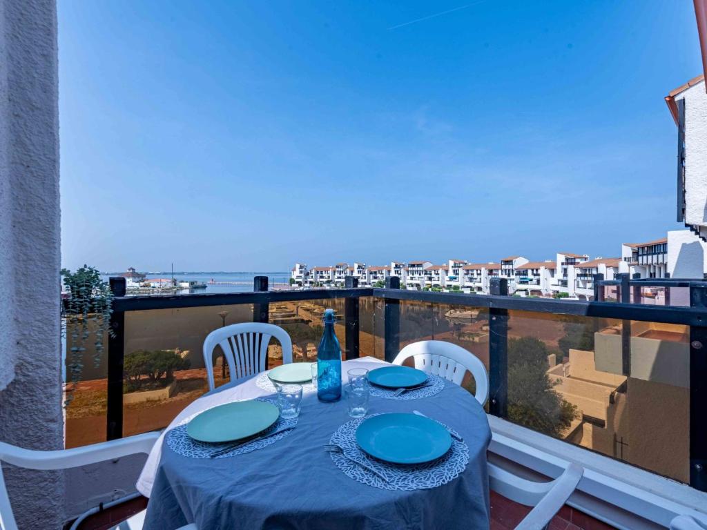 - une table sur un balcon avec vue sur l'océan dans l'établissement Apartment Palmyra-6 by Interhome, au Barcarès