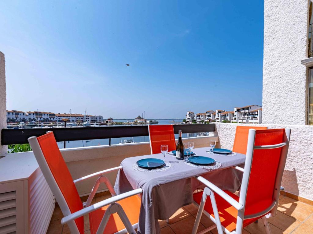 une table et des chaises sur un balcon avec vue dans l'établissement Apartment Palmyra-3 by Interhome, au Barcarès