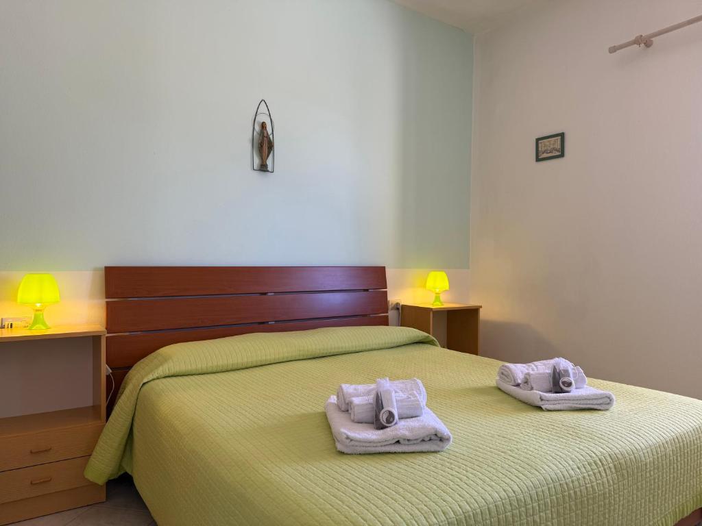 Casa Valentina في توري دي كورساري: غرفة نوم بها سرير عليه منشفتان