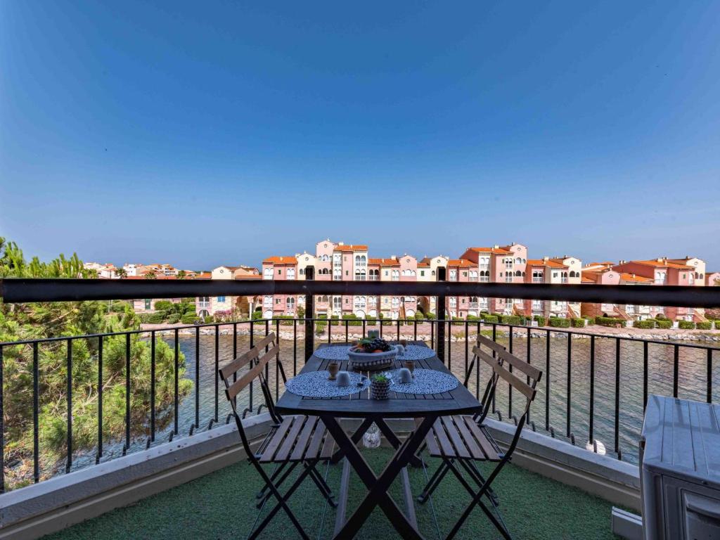 une table et des chaises sur un balcon avec vue dans l'établissement Apartment Barbados-5 by Interhome, au Barcarès