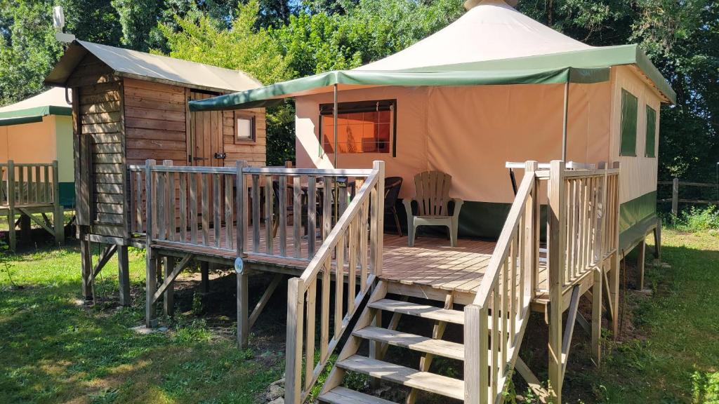une yourte avec un escalier qui y mène dans l'établissement Camping La Fritillaire, à Savigny-en-véron
