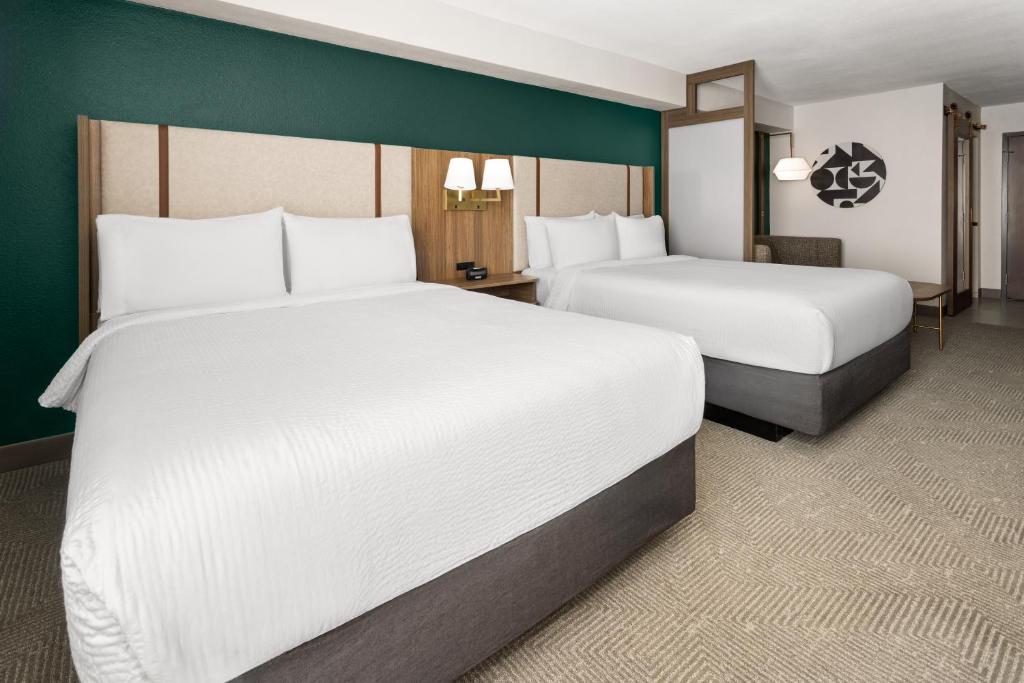 Postel nebo postele na pokoji v ubytování Holiday Inn & Suites Columbia Northeast by IHG