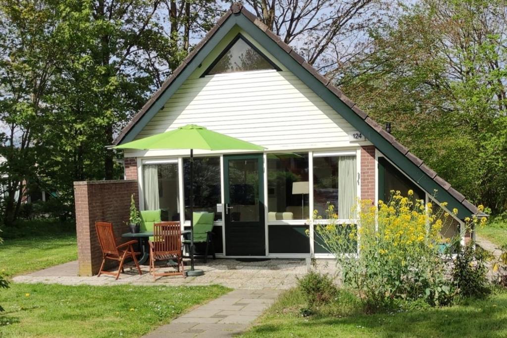 Taman di luar Rustige bungalow in Zuid-Limburg