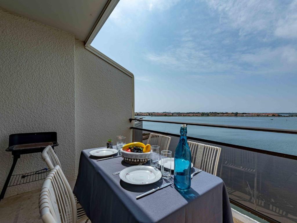 - une table sur un balcon avec vue sur l'océan dans l'établissement Apartment Les Marquises-5 by Interhome, au Barcarès