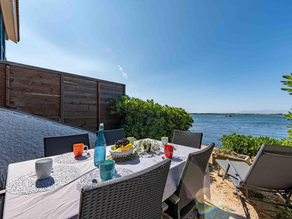 - une table avec un bol de fruits sur la terrasse dans l'établissement Apartment Coudalère-Guadeloupe-9 by Interhome, au Barcarès
