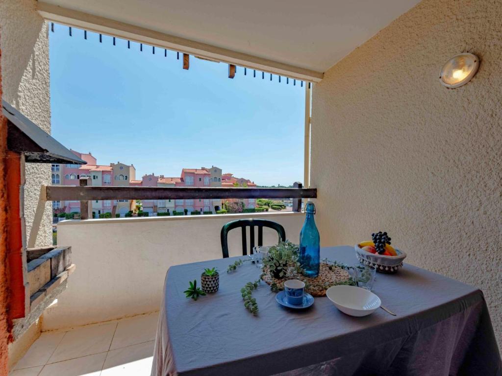 une table avec un chiffon bleu sur un balcon dans l'établissement Apartment Barbados-2 by Interhome, au Barcarès