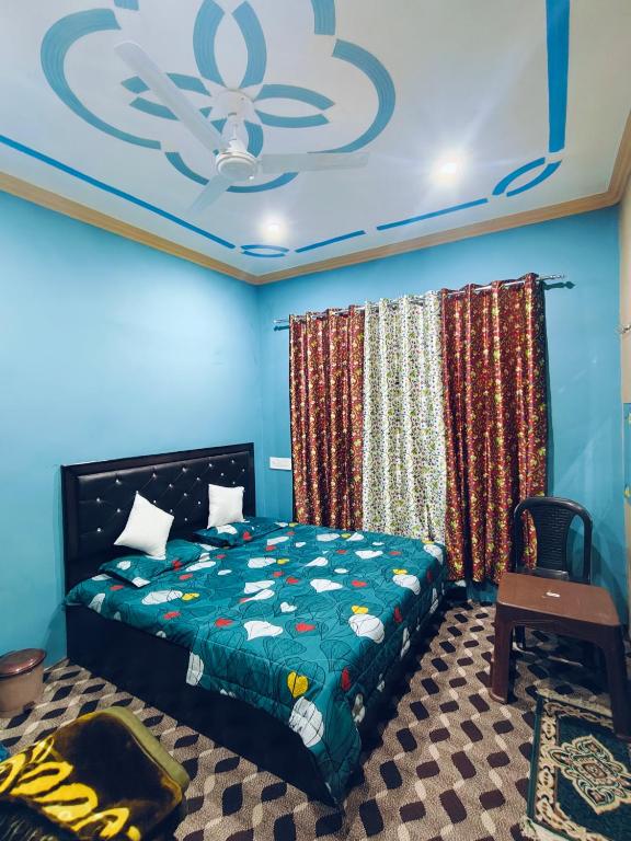 Un dormitorio con una cama y un techo. en Bakhshi Holiday home stay, en Srinagar