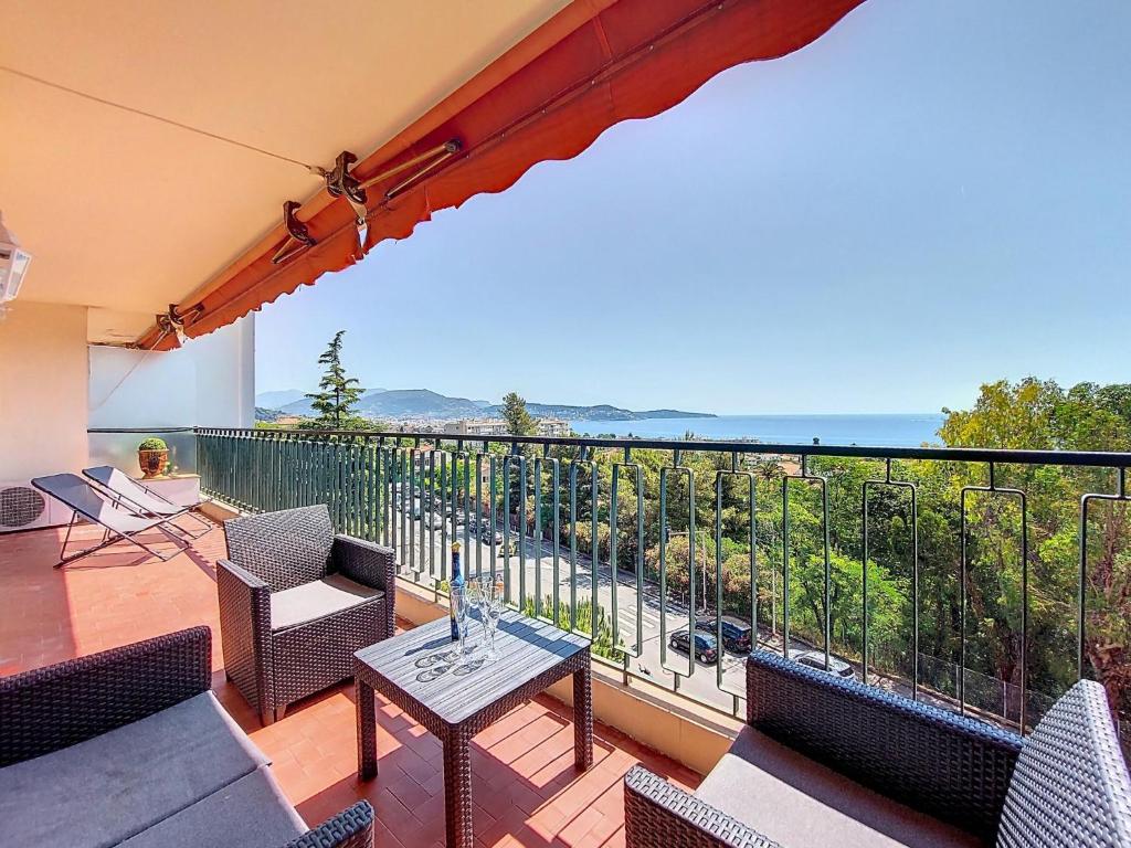 un balcon avec des chaises et une table et une vue dans l'établissement Apartment L'Orée de la Lanterne by Interhome, à Nice