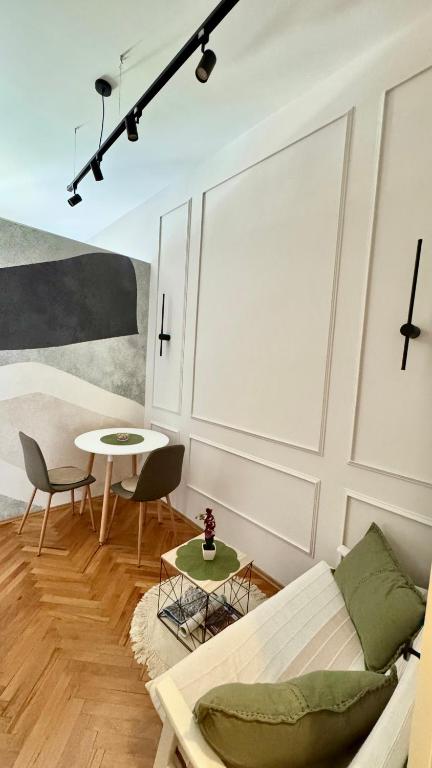 un soggiorno con un divano e un tavolo di Studio Apartment Greis a Fiume (Rijeka)
