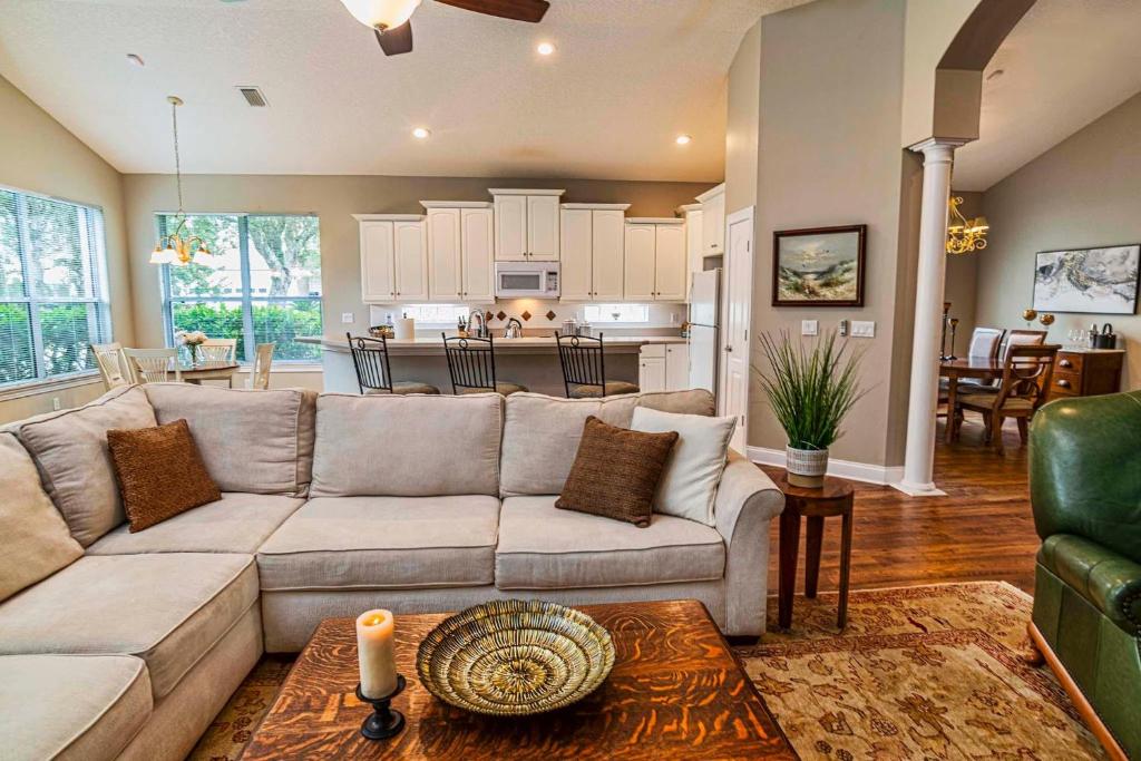 Khu vực ghế ngồi tại You're On Island Time in this 4 BR in Quiet Neighb