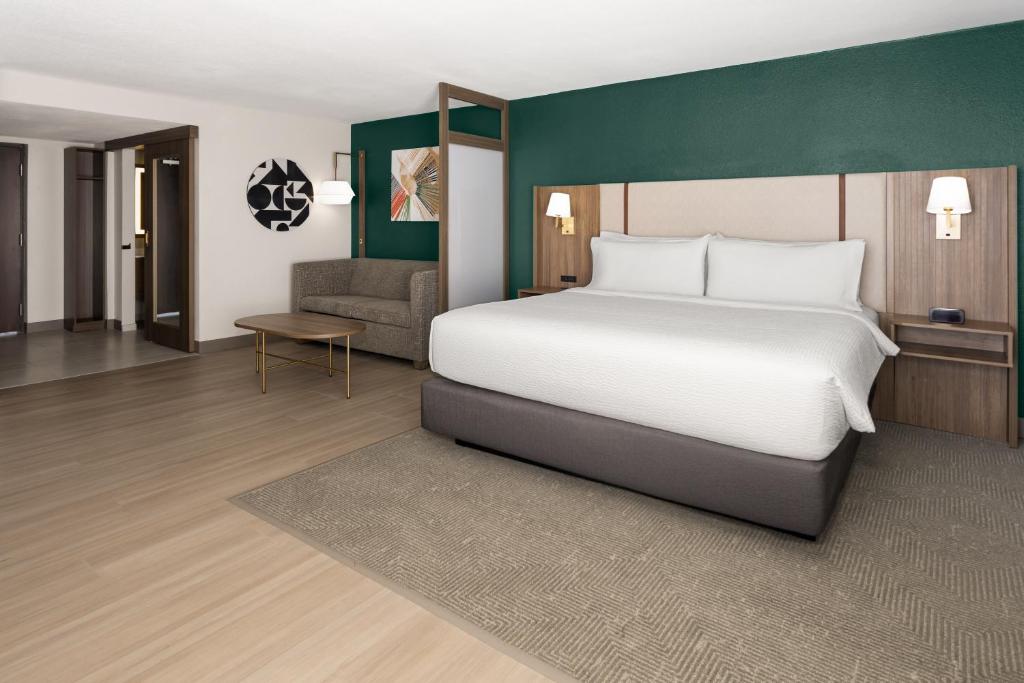Postel nebo postele na pokoji v ubytování Holiday Inn & Suites Columbia Northeast by IHG
