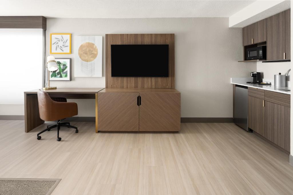 TV a/nebo společenská místnost v ubytování Holiday Inn & Suites Columbia Northeast by IHG