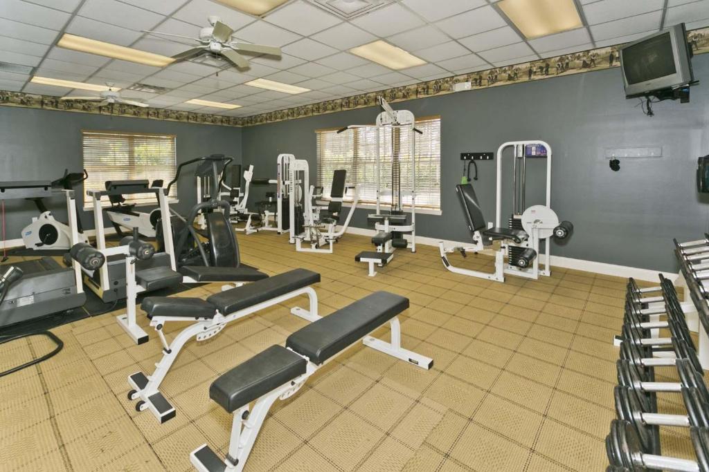 Fitness centrum a/nebo fitness zařízení v ubytování 3BR 3BA with Golf Course View from screened lanai 1226