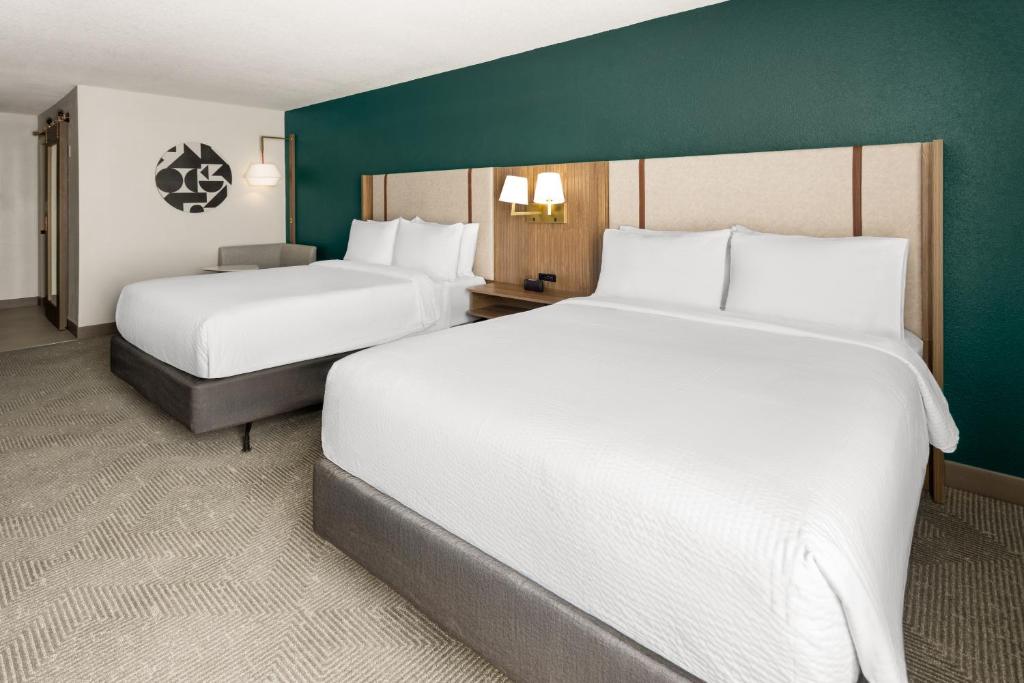 Postel nebo postele na pokoji v ubytování Holiday Inn & Suites Columbia Northeast by IHG