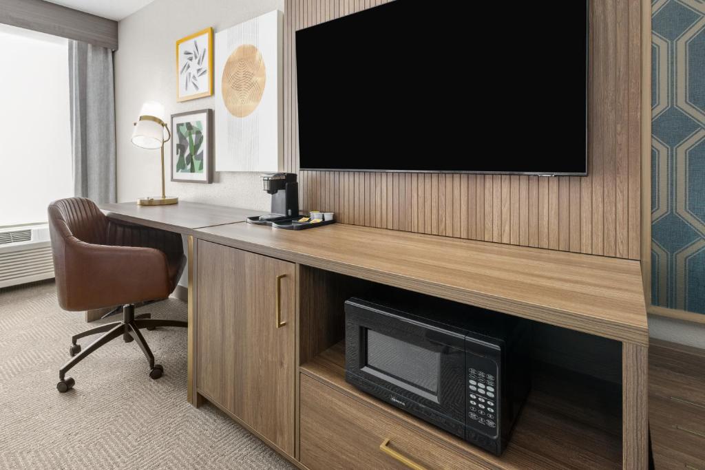 TV a/nebo společenská místnost v ubytování Holiday Inn & Suites Columbia Northeast by IHG