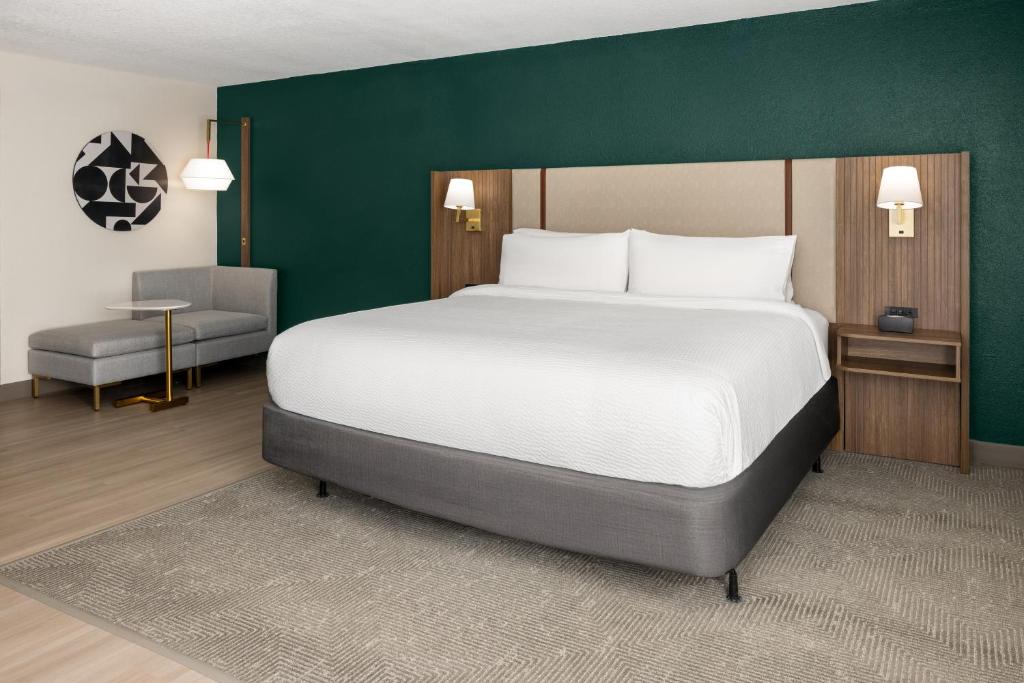 Postel nebo postele na pokoji v ubytování Holiday Inn & Suites Columbia Northeast by IHG