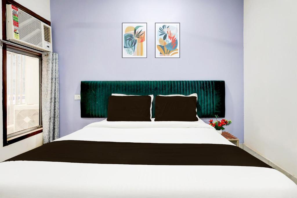 Postel nebo postele na pokoji v ubytování Super Hotel O Ambedkar Chowk Rewari formerly Hotel Shree