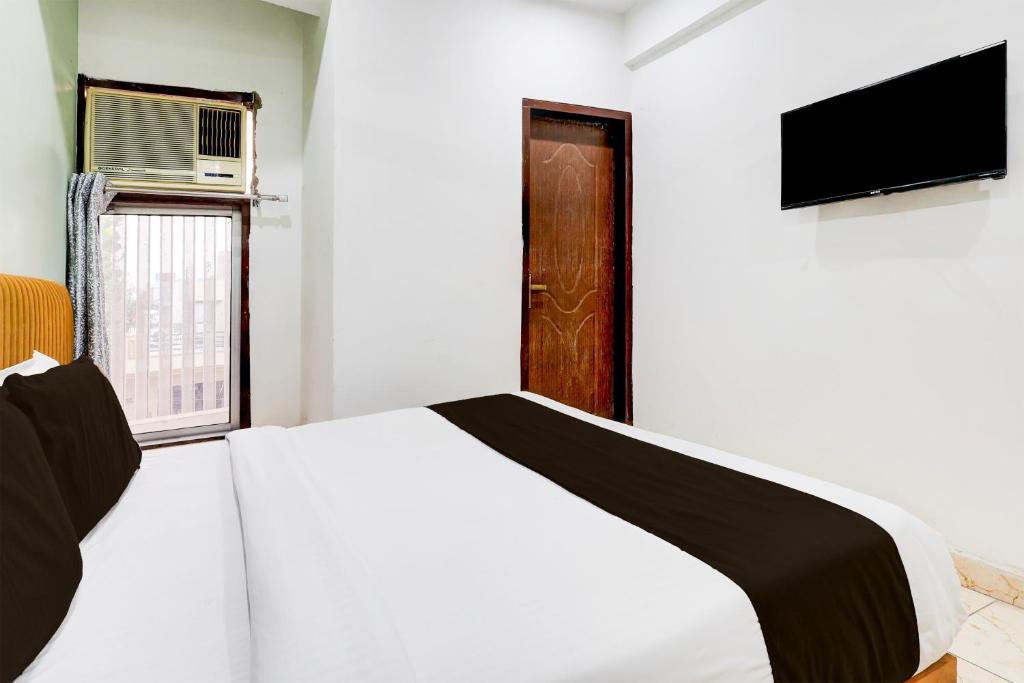 TV a/nebo společenská místnost v ubytování Super Hotel O Ambedkar Chowk Rewari formerly Hotel Shree