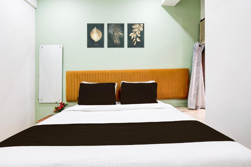 Postel nebo postele na pokoji v ubytování Super Hotel O Ambedkar Chowk Rewari formerly Hotel Shree