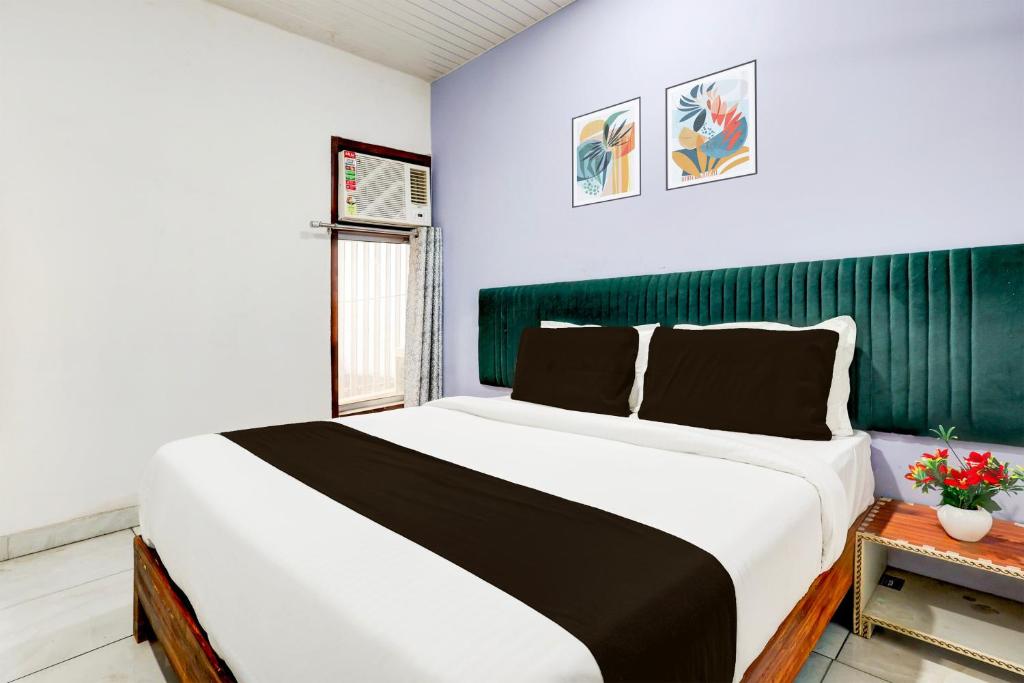 Postel nebo postele na pokoji v ubytování Super Hotel O Ambedkar Chowk Rewari formerly Hotel Shree