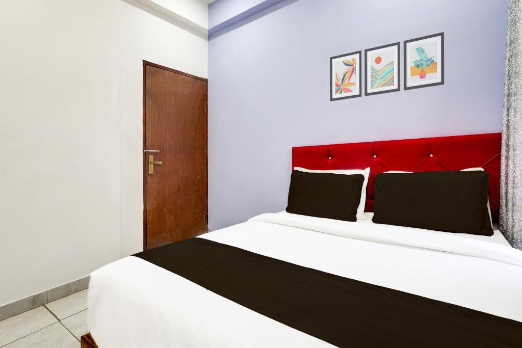 Postel nebo postele na pokoji v ubytování Super Hotel O Ambedkar Chowk Rewari formerly Hotel Shree