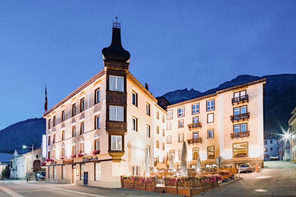 Nespecifikovaný výhled na hory nebo výhled na hory při pohledu z hotelu