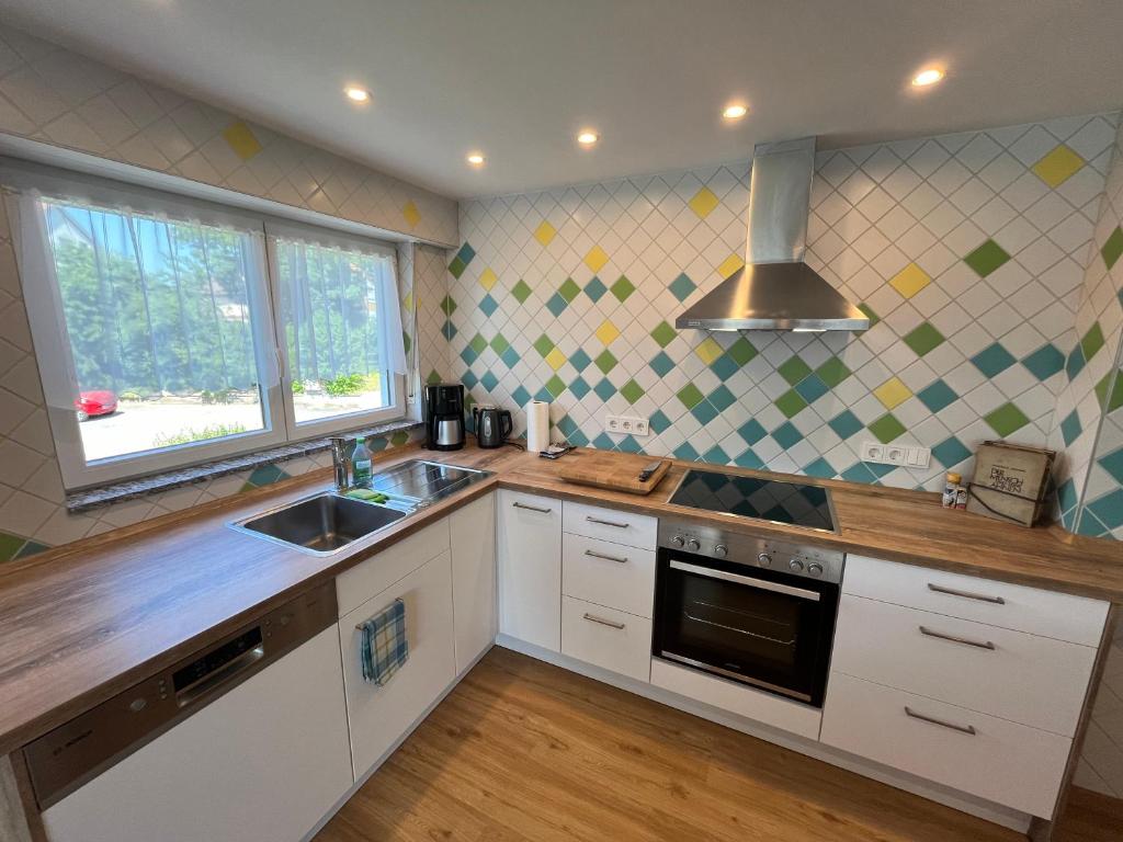 una cocina con fregadero y estufa horno superior en Ferienwohnung am Bienenhaus, en Salem