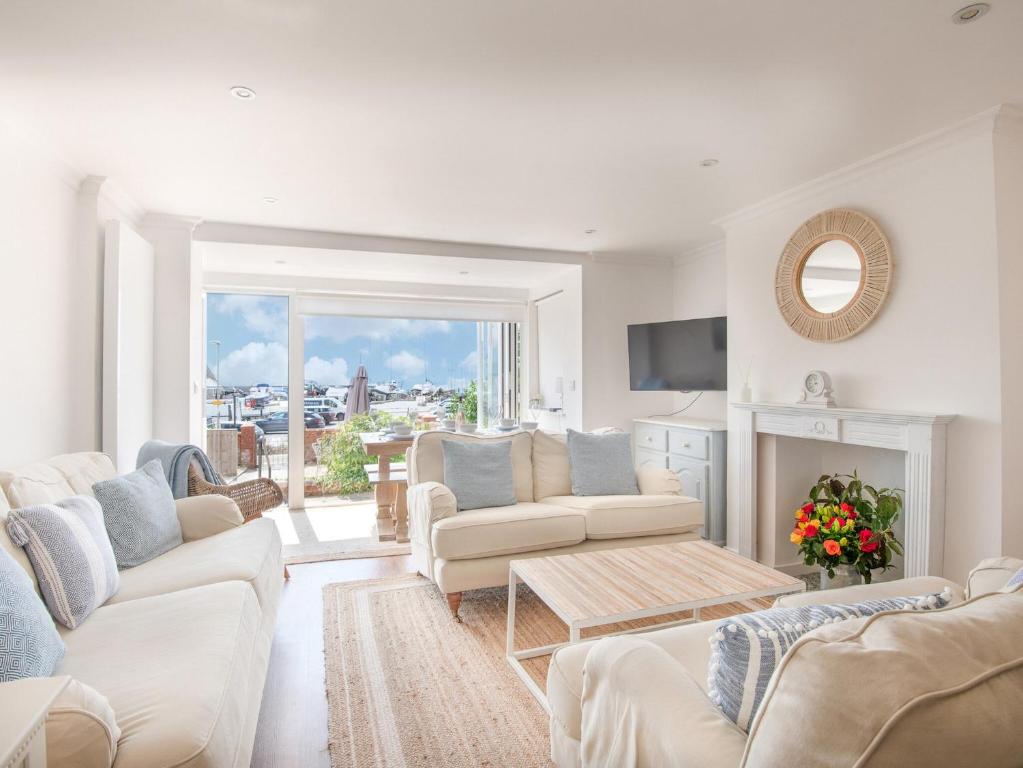 Μια τηλεόραση ή/και κέντρο ψυχαγωγίας στο Coast View Apartment