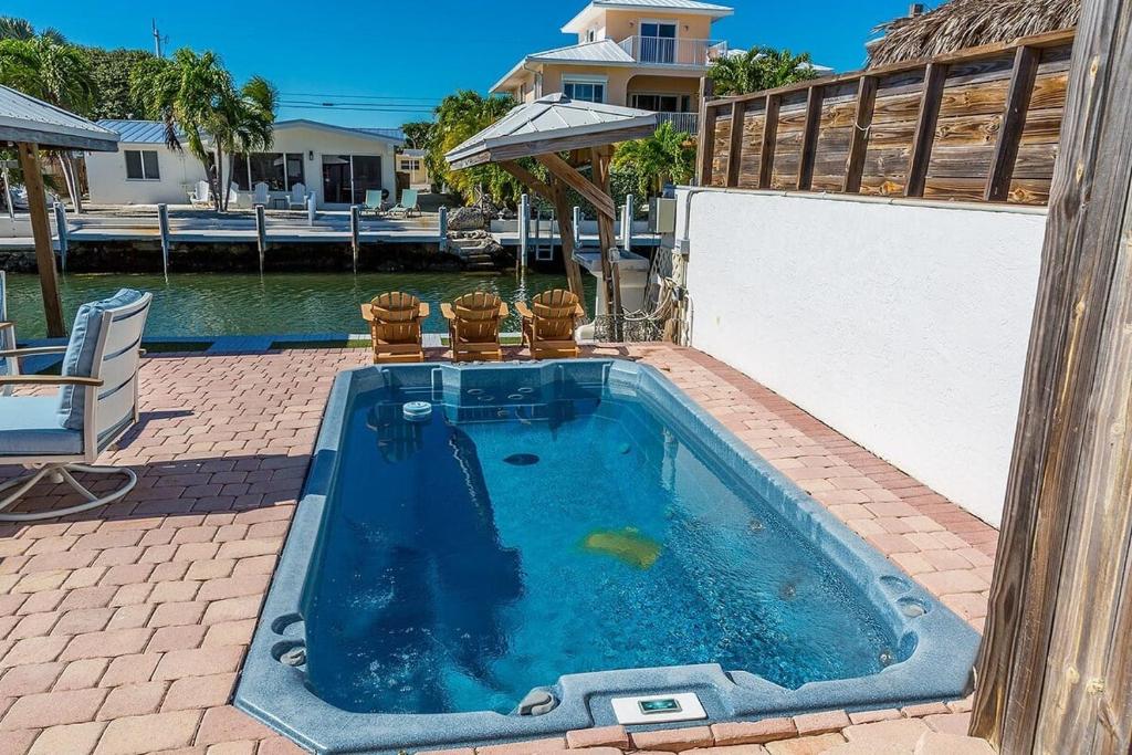 Πισίνα στο ή κοντά στο Paradise Cove - Waterfront Private Pool Home, 2 Mins to Open Gulf, 60' Dock